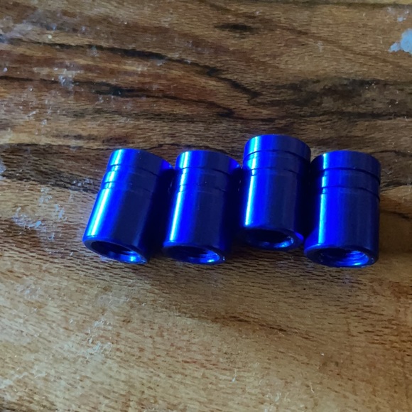 💙 Blue metal valve caps caps set of 4 blank - Picture 2 of 3